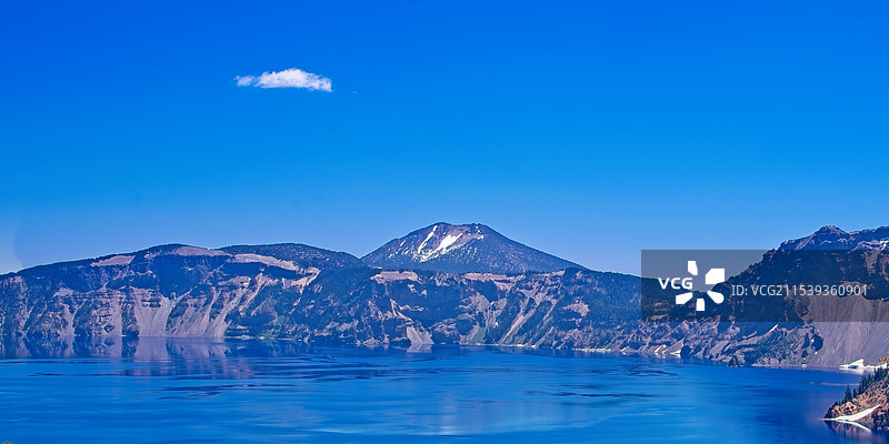 初夏的火山口湖图片素材