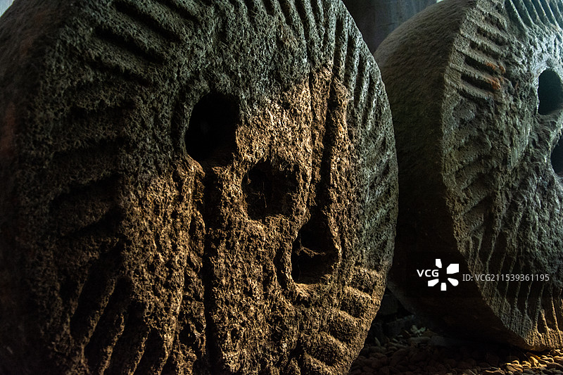 酿酒作坊中的石磨图片素材