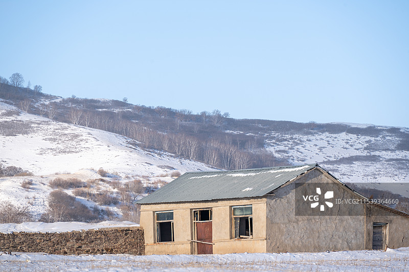 乌兰布统，雪原上牧民的房子图片素材