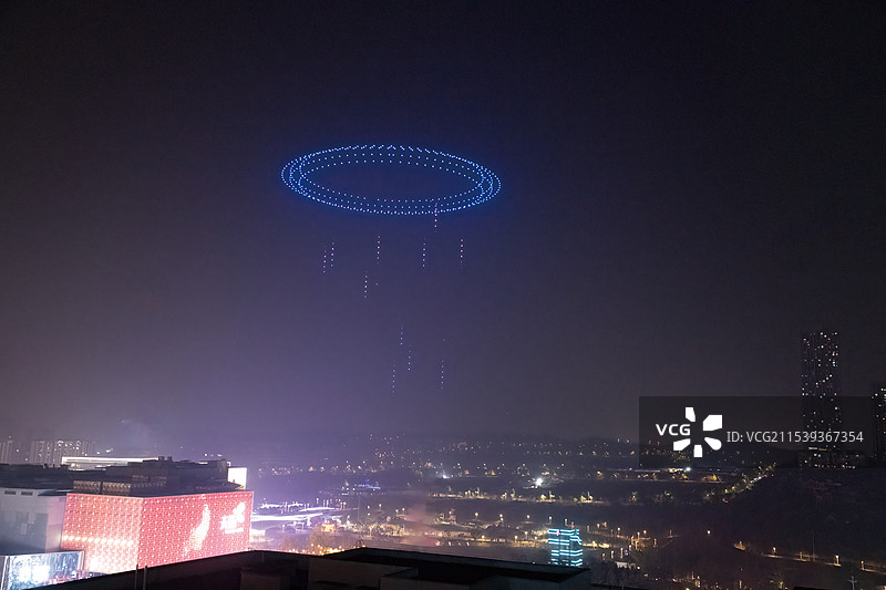 重庆渝北龙塘湖公园上空的无人机表演图片素材