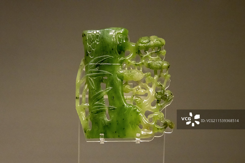 辽宁省博物馆“明清玉器展”：碧玉透雕梅竹饰（清）图片素材