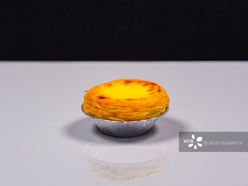 蛋挞与黑白背景特写镜头图片素材