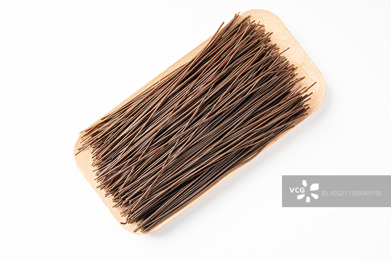 桌上的黑苦荞面图片素材