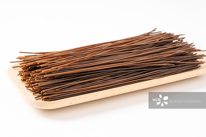 桌上的黑苦荞面图片素材