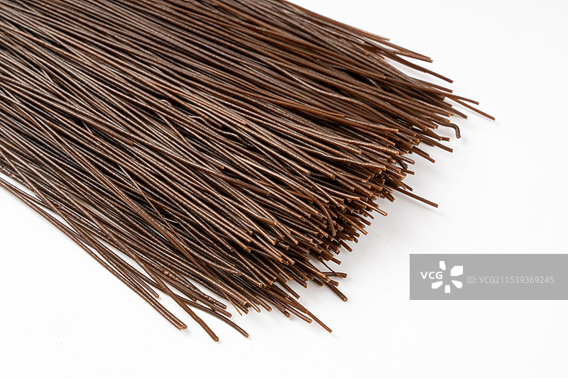 桌上的黑苦荞面图片素材