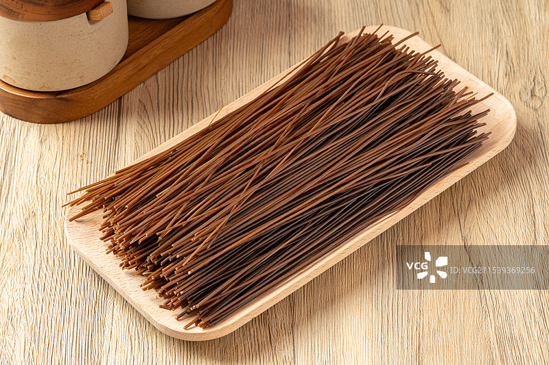 桌上的黑苦荞面图片素材