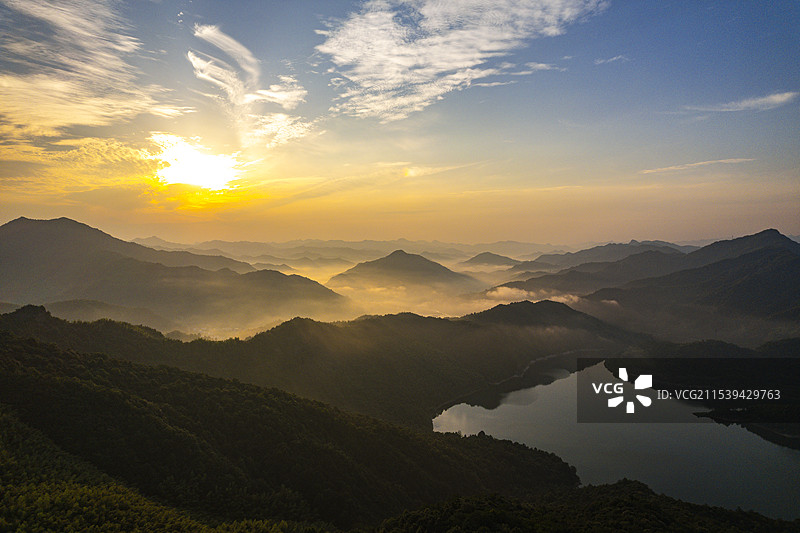 安徽省六安市霍山县屋脊山佛子岭水库清晨云海朝霞风景航拍图片素材