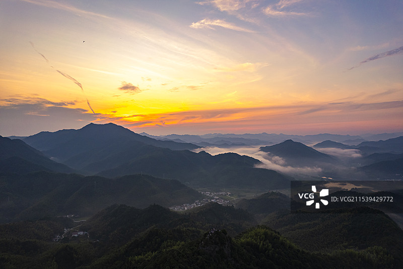 安徽省六安市霍山县屋脊山佛子岭水库清晨云海朝霞风景航拍图片素材