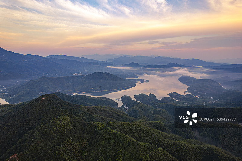 安徽省六安市霍山县屋脊山佛子岭水库清晨云海朝霞风景航拍图片素材