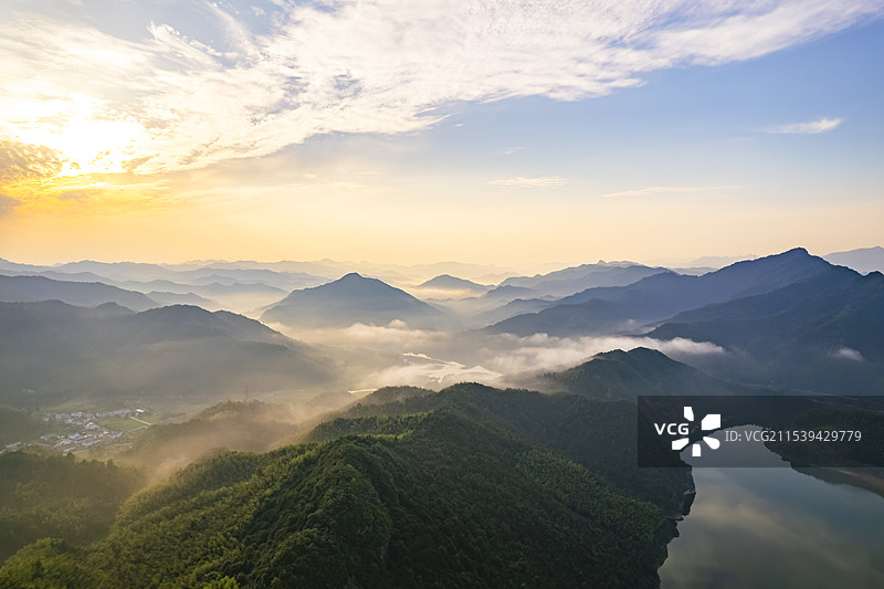 安徽省六安市霍山县屋脊山佛子岭水库清晨云海朝霞风景航拍图片素材