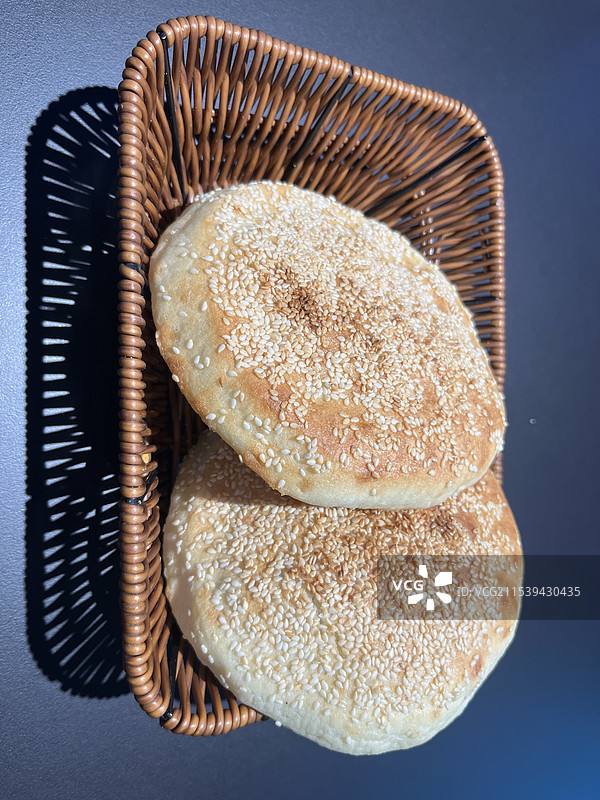 桌上篮子里烧饼的特写镜头图片素材