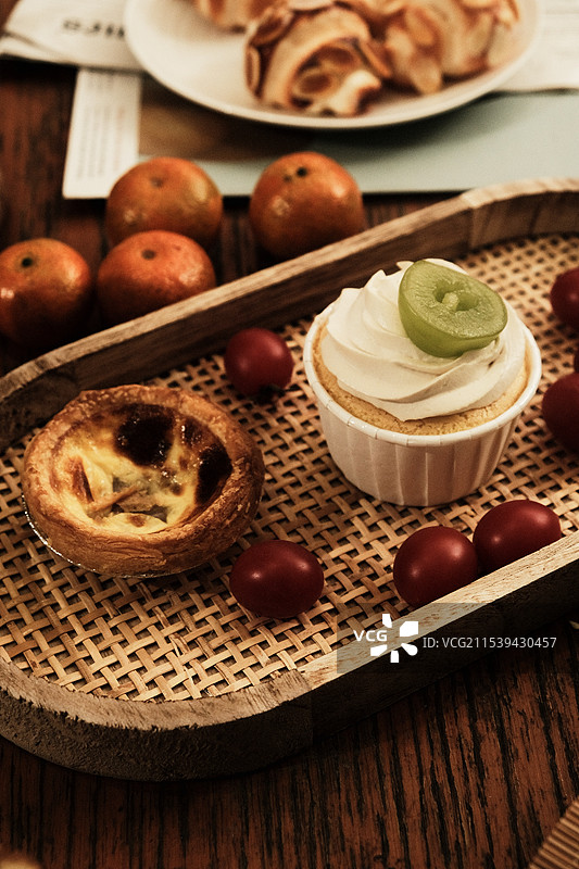 桌上纸杯蛋糕的特写镜头图片素材