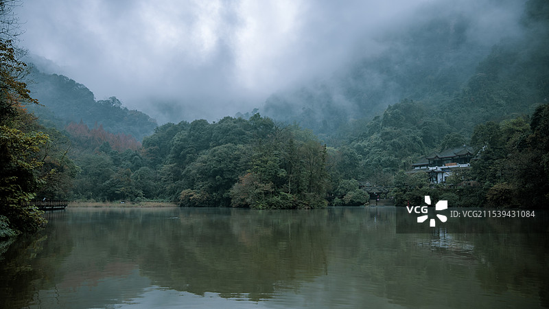 青城山下月城湖图片素材