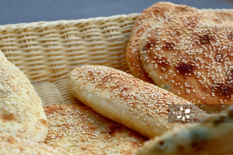 篮子里烧饼的特写镜头图片素材