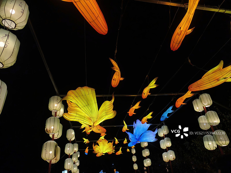 夜间悬挂照明灯笼的低角度视图图片素材