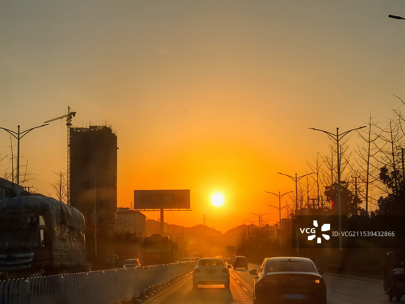 归途中的夕阳图片素材