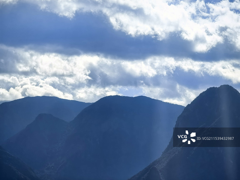 背靠天空的剪影山景图片素材
