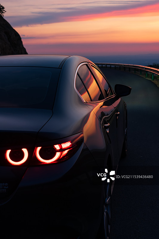 夕阳下的汽车图片素材