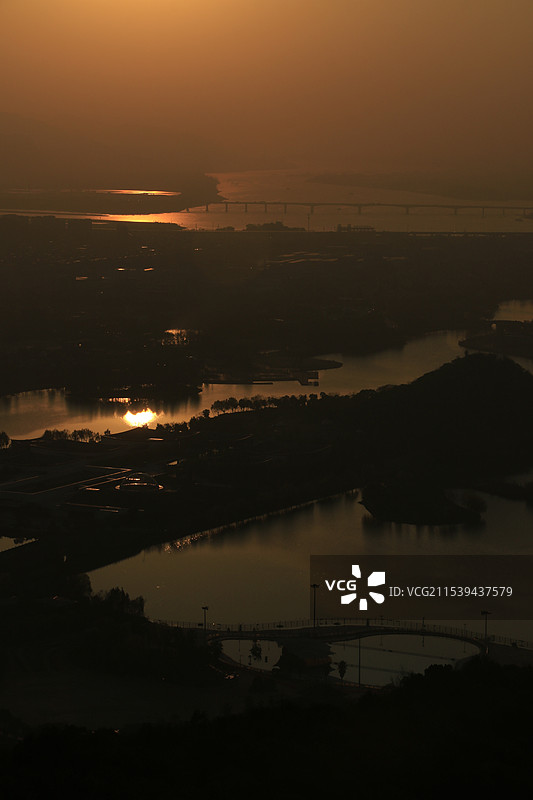 冬至后-浙江杭州萧山区 湘湖风光-先照寺观日落图片素材