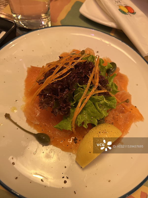 烟熏三文鱼沙拉图片素材