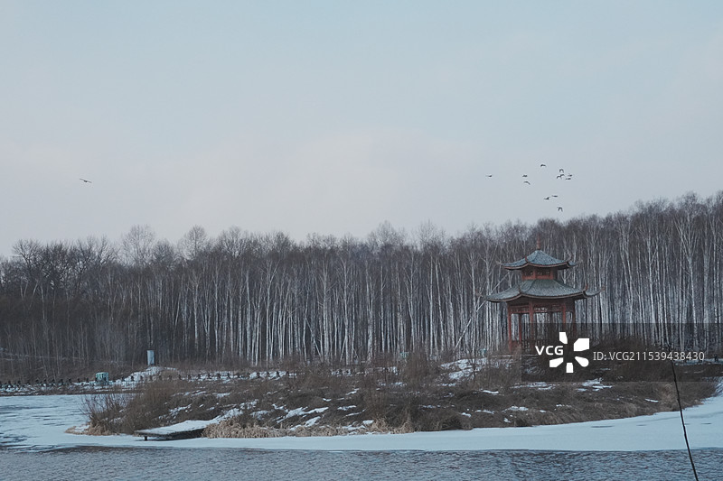 碧泉湖上的亭子，下雪很有中国风图片素材