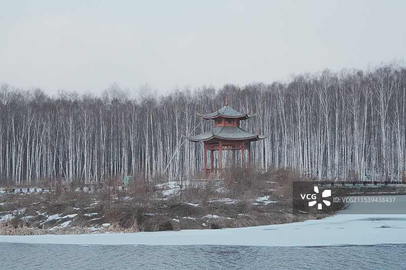 碧泉湖上的亭子，下雪很有中国风图片素材