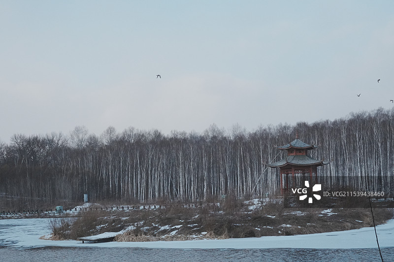 碧泉湖上的亭子，下雪很有中国风图片素材
