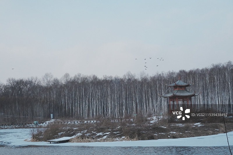碧泉湖上的亭子，下雪很有中国风图片素材