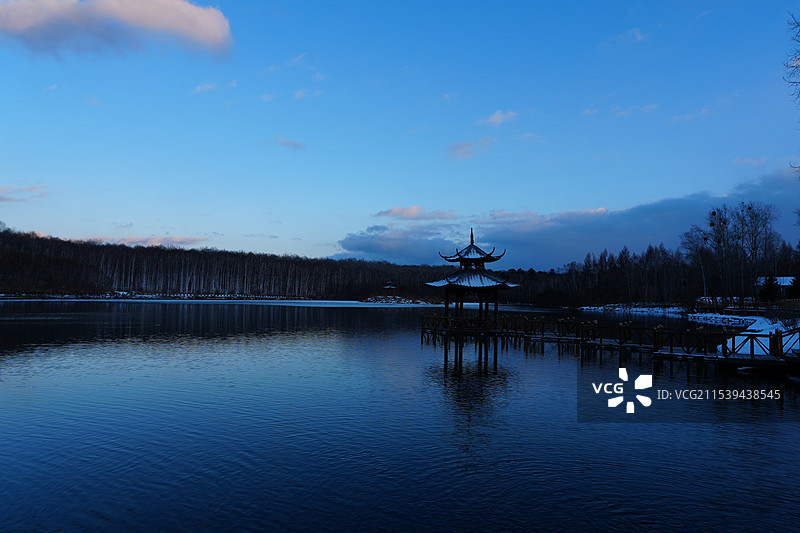 碧泉湖上的亭子，下雪很有中国风图片素材