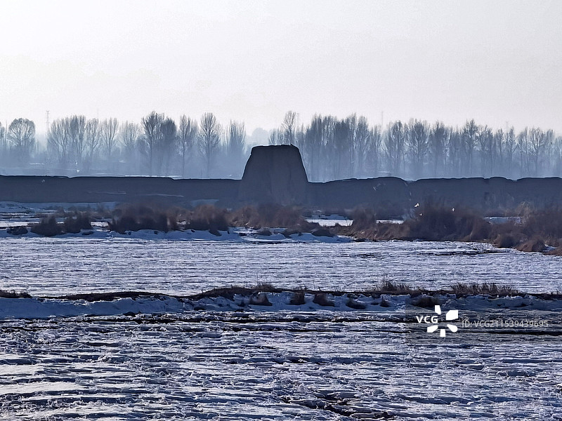 雪后的明长城和烽燧图片素材
