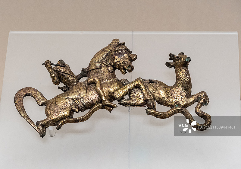 云南昆明云南省博物馆西汉古滇国动物纹铜扣饰和金带扣图片素材