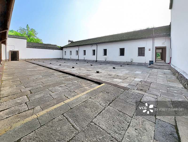 杭州京杭大运河岸边著名的古粮仓富义仓的仓房与石头柱础图片素材