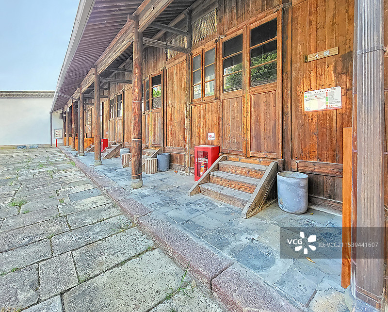 杭州京杭大运河岸边著名的古粮仓富义仓仓房图片素材