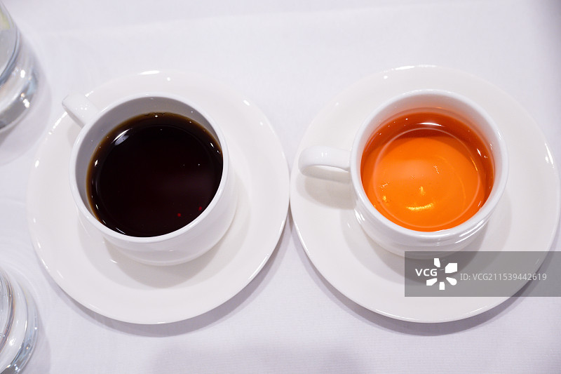 白色背景上的咖啡杯和茶碟的高角度视图图片素材