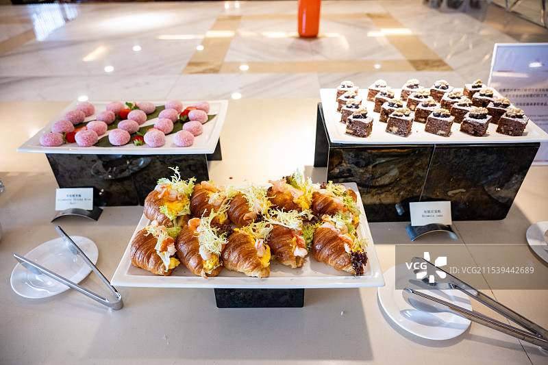 餐厅餐桌上食物的高角度视图图片素材