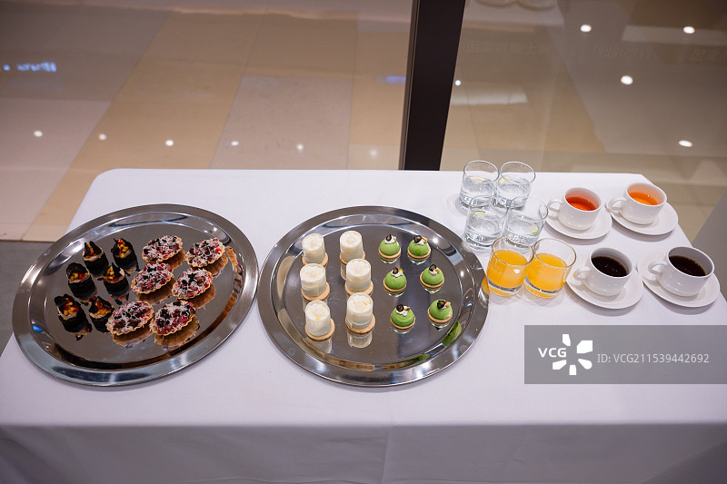 餐桌上盘子中甜点的高角度视图图片素材