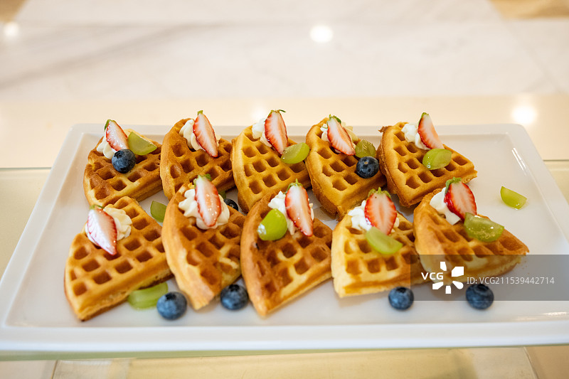 餐桌上盘子里的食物的高角度视图图片素材