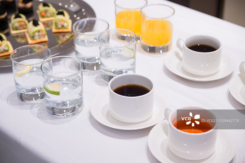 餐桌上的食物和饮料的高角度视图图片素材