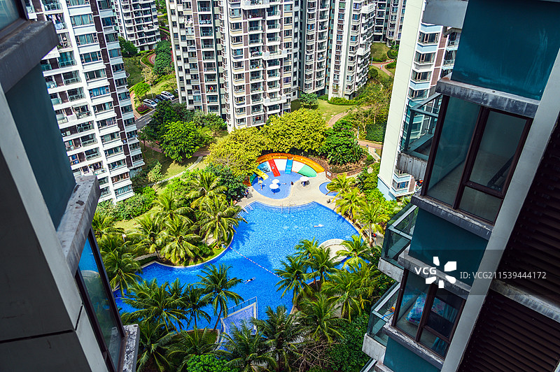 小区游泳池儿童玩耍图片素材