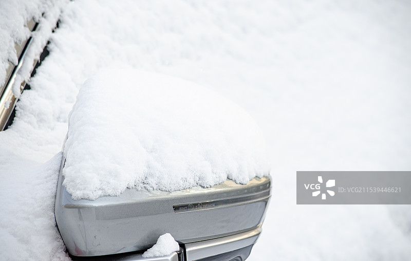 中国停车场拍摄主题，冬天冬季的深雪和汽车上覆盖的白雪，户外白昼无人图像摄影图片素材