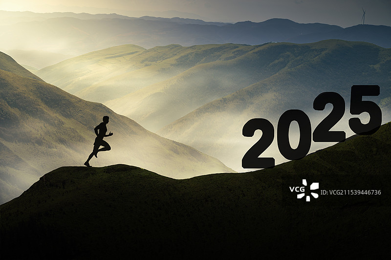 新年日出时在山顶向2025年进发图片素材