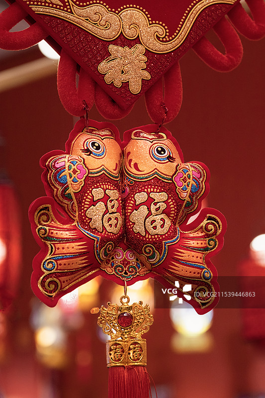 新年祝福年年有余挂件特写图片素材