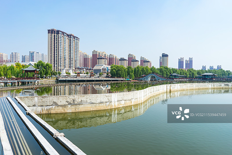 中国非都市风光拍摄主题，山东省泰安市岱岳区，泮河公园长廊亭子和现代建筑居住区，户外白昼无人图像摄影图片素材