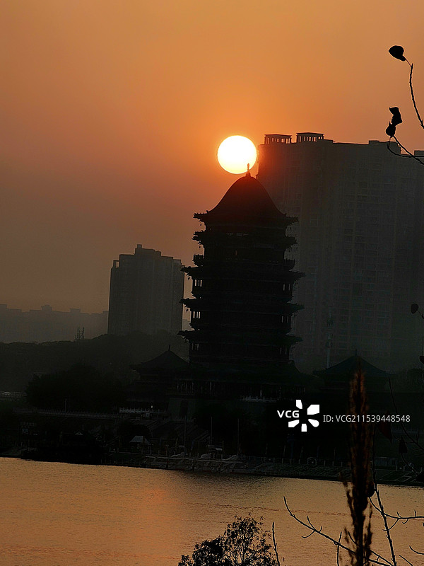 日影西斜：夕阳下的城市，宛如一颗璀璨的宝石，闪耀着迷人的光芒。图片素材