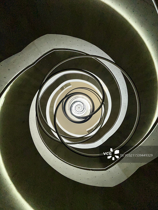 和美术馆螺旋楼梯底部与穹顶图片素材