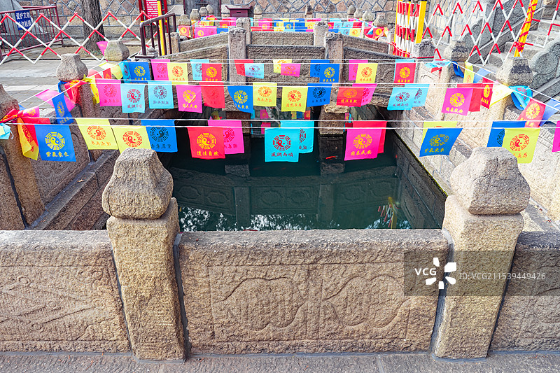 中国寺庙宗教用品拍摄主题，王母池阴阳八卦乾坤道教龙纹旗 五色旗 ，户外白昼无人图像摄影图片素材