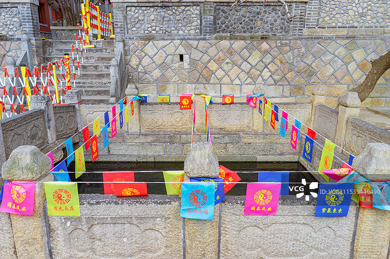 中国寺庙宗教用品拍摄主题，王母池阴阳八卦乾坤道教龙纹旗 五色旗 ，户外白昼无人图像摄影图片素材