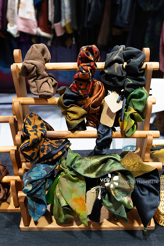 顺德香云纱创新制品（女士手提包、发夹、枕头等）图片素材