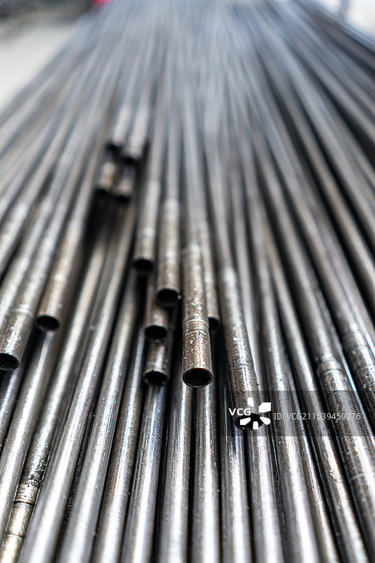 中国钢铁加工工厂拍摄主题，车间里一堆细的钢管建材材料，室内无人图像摄影图片素材