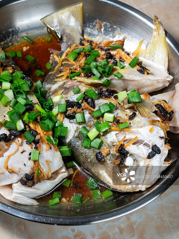 盘中鲜美的豆豉蒸鲳鱼图片素材